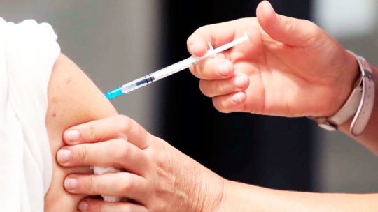 Dengue: la provincia amplía la campaña de vacunación a policías y bomberos