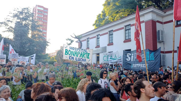 Masivo festival en contra de despidos y el cierre del Centro Cultural Haroldo Conti