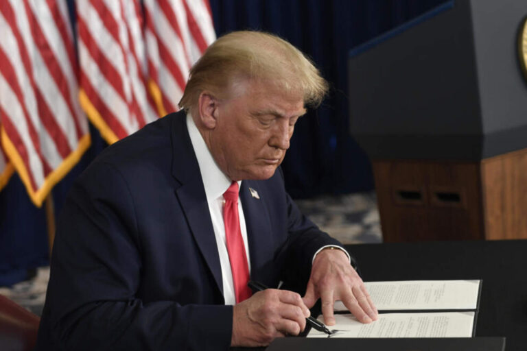 Donald Trump retiró a Estados Unidos de la OMS en su primer día como presidente