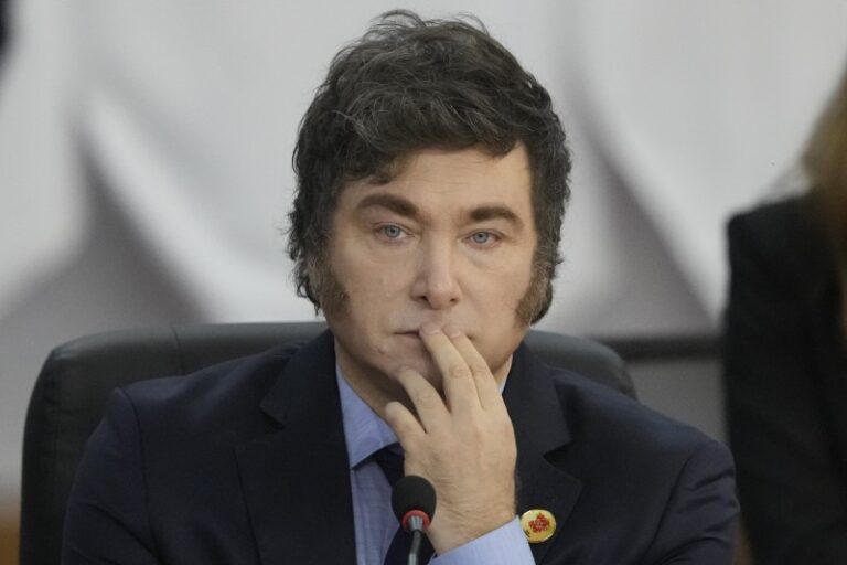 El freno de Milei a la obra pública golpea fuerte al sector minero y crecen los despidos