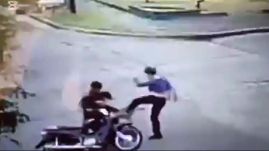 Banfield: le robó la cartera a una mujer, la víctima lo golpeó y la policía lo dejó ir