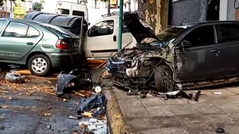 Impresionante choque en Chacarita: un auto chocó contra un árbol y vehículos estacionados