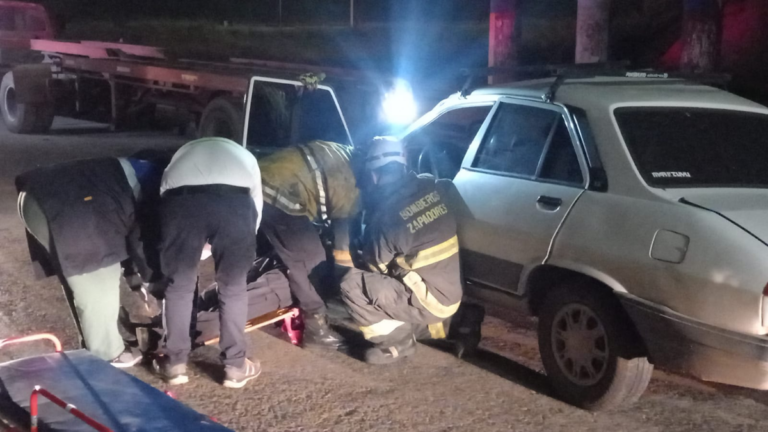 Choque entre auto y camión en Circunvalación: rescatan a uno de los choferes