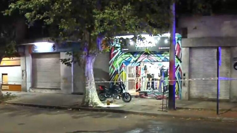 Un delincuente muerto y un comerciante herido en un confuso asalto en zona oeste