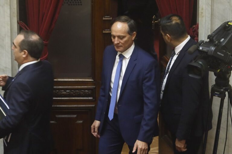 Camau Espínola se distancia de Milei y arma con liberales de Valdés