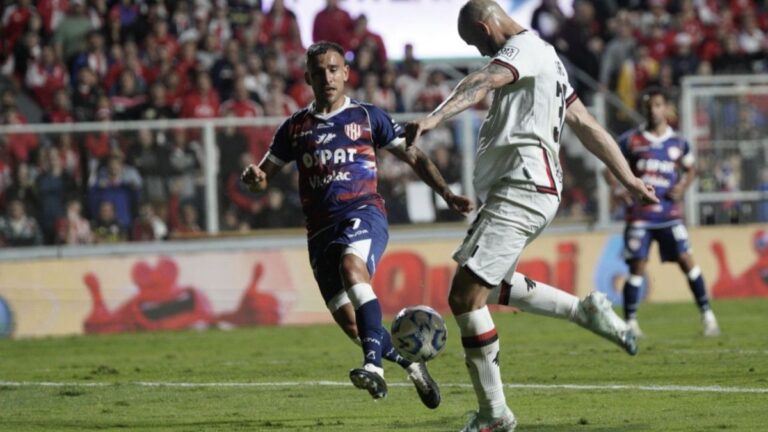 Dos decisiones del VAR, una para aprobar y la otra para rechazar el penal para Newell’s