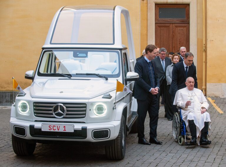 El día que Francisco cambió los autos del Vaticano y la historia del papamóvil que no pudo usar
