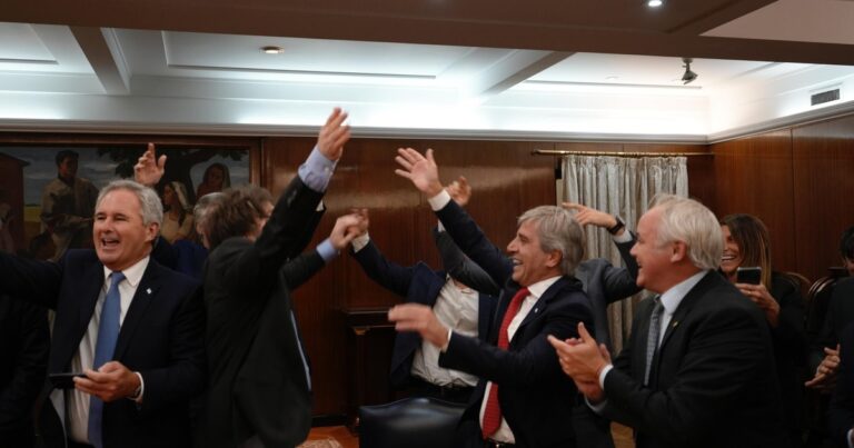 Dólar, en baja: los cinco motivos detrás del desplome de la cotización tras la salida del cepo