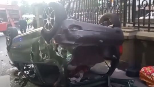 Un Twingo se estrelló contra el paredón del subte A, volcó y terminó chocando a un colectivo