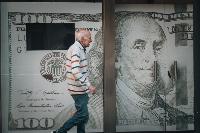 Primer rebote del dólar flotante