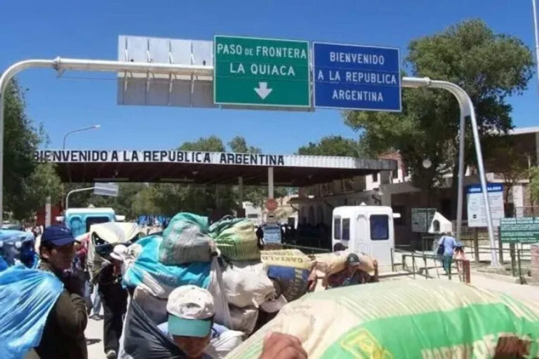 Alerta migratoria: medio millón de bolivianos podrían cruzar a Argentina por la crisis