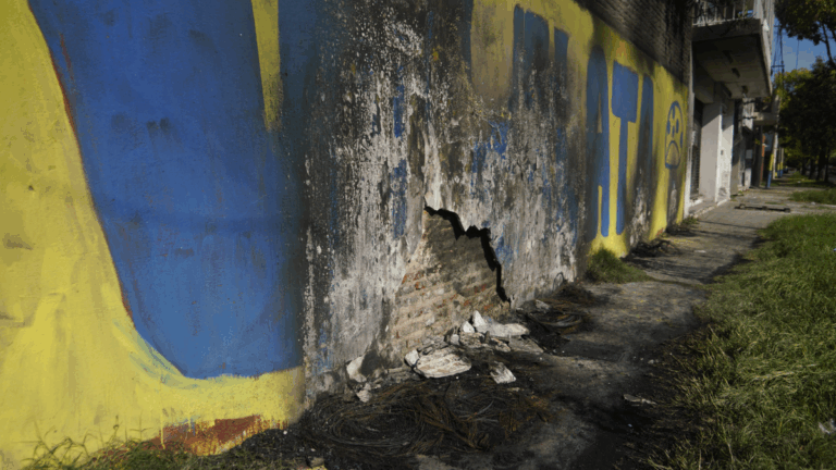 Qué hay detrás de la quema de más de una docena de neumáticos en la zona sur