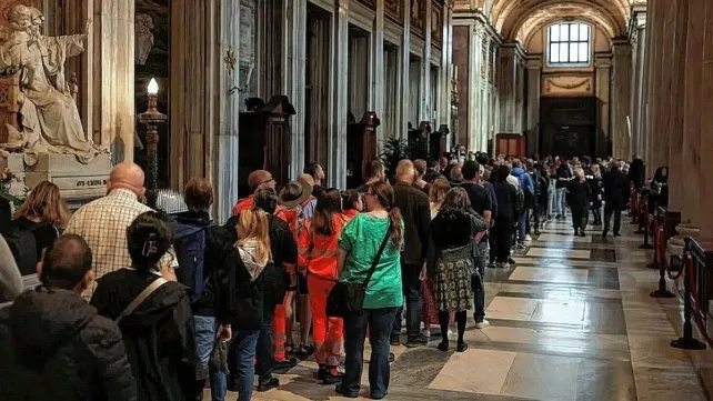 Miles de fieles de todo el mundo visitan el sepulcro del Papa