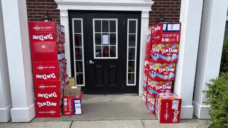 Un nene en Kentucky le usó el teléfono a su madre y pidió por Amazon 70.000 chupetines