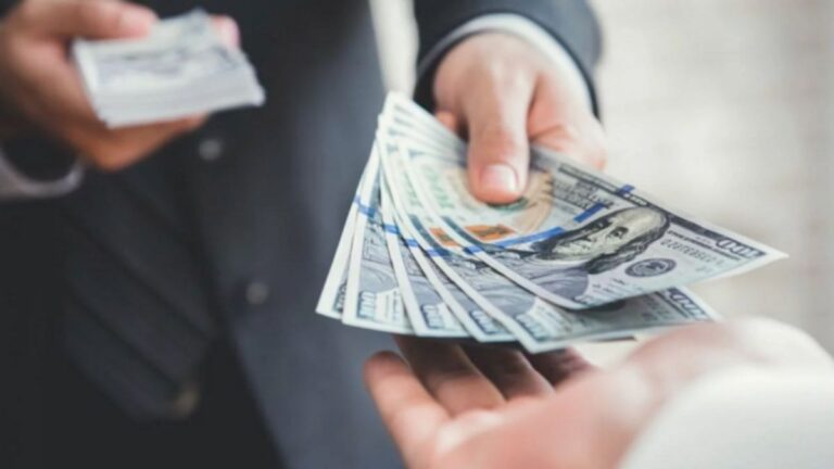 El dólar oficial volvió a caer y se acerca al piso de la banda cambiaria