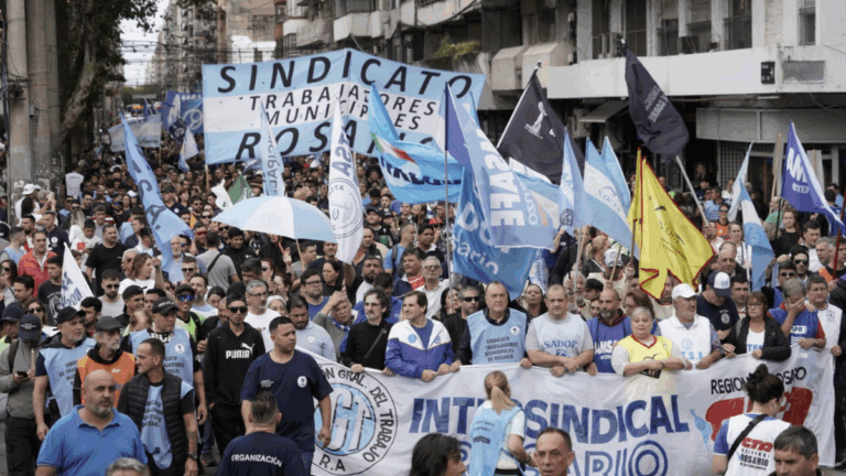 El gobierno subió el salario mínimo, pero el monto no cubre la canasta de pobreza