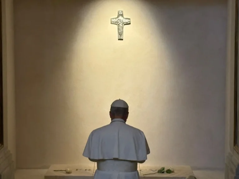 Conmovedora imagen: León XIV rinde homenaje a Francisco