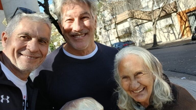Vende tortas fritas en una esquina, su foto se hizo viral y recibió la visita de Pachu Peña