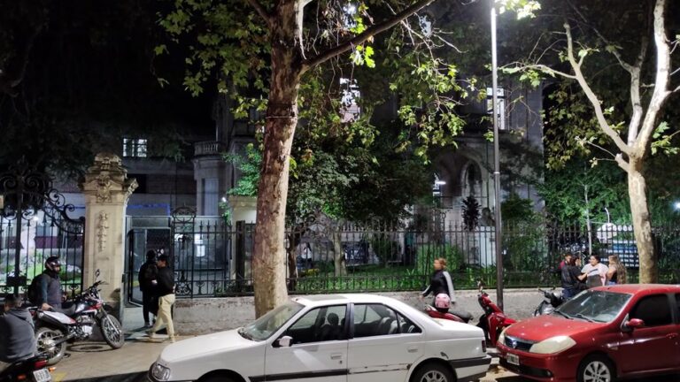 Feroz pelea entre padres y alumnos de la Escuela Rivadavia, en pleno centro de Rosario