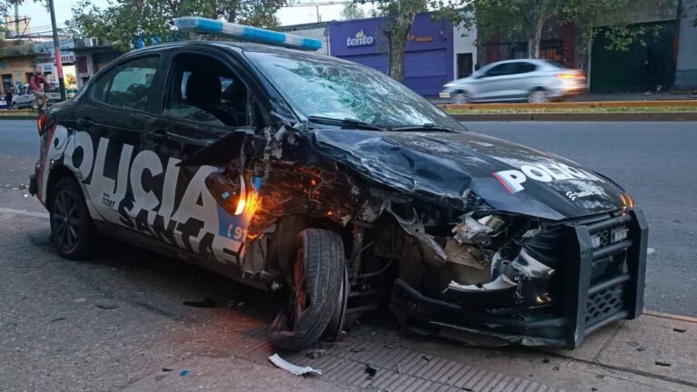 Dos policías a bordo de un patrullero sufrieron un fuerte choque contra dos autos estacionados