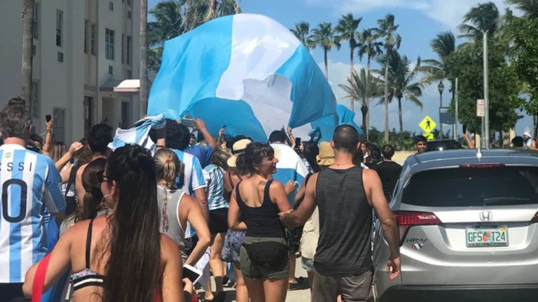 La grieta llegó al consumo: un sector viaja a Miami y el otro no llega a fin de mes