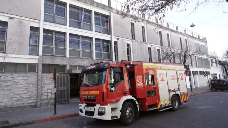Principio de incendio en el colegio Madre Cabrini: humo, susto, bomberos y evacuación