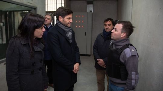 Trasladaron a 400 presos en un solo día en Rosario para descomprimir las comisarías