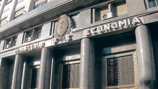 El Gobierno espera cerrar el 2025 con un dólar estable a $1229 y una inflación de 22,7%