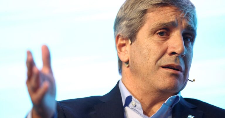 Control sobre el dólar y supertasas: por qué la receta de Caputo para contener la inflación inquieta al mercado