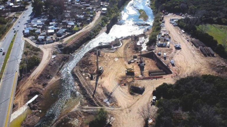 Arroyo Saladillo: comenzaron los trabajos en el cauce para detener el retroceso de la cascada