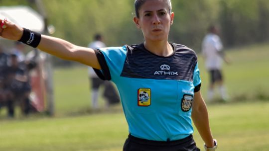 Evelyn Luján, la historia de una árbitra que marca el camino
