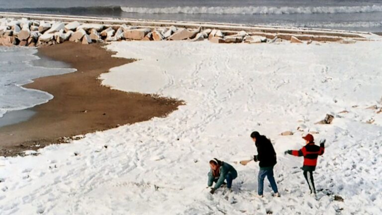 Una fuerte nevada dejó las playas blancas en Mar del Plata: a 34 años de una caída de nieve inolvidable