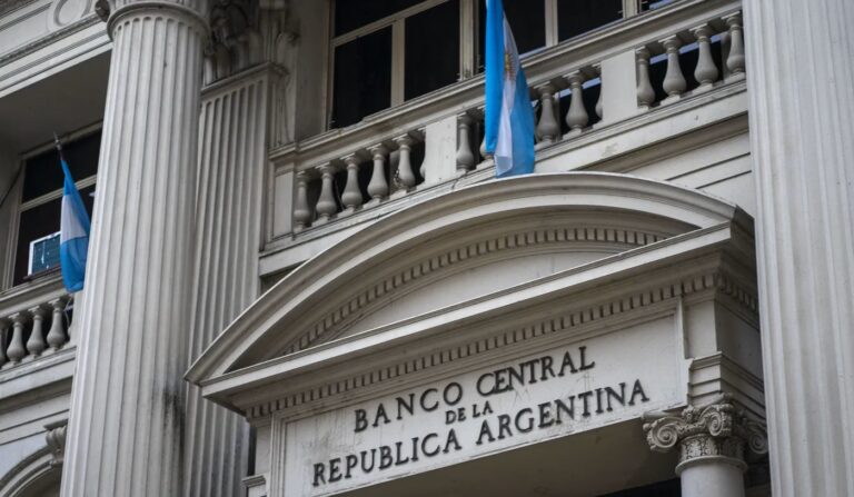 Tensión por la tasa: canje de deuda entre el Tesoro y el BCRA para mejorar vencimientos
