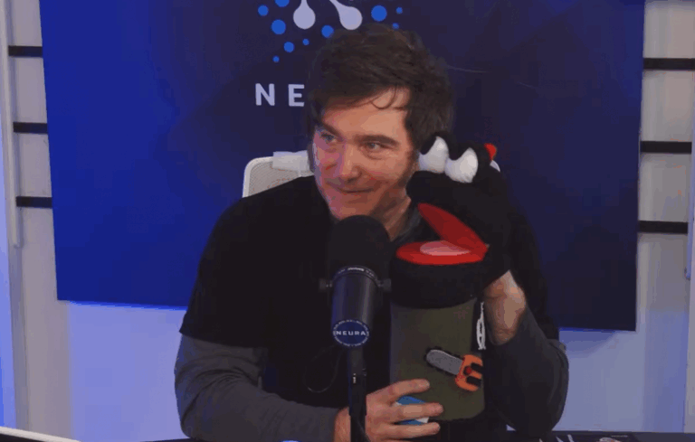 Milei hizo un show Plaza Sésamo a medianoche y casi se olvida de firmar un decreto