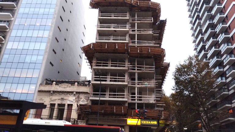 La construcción rebotó en junio: se expandió casi 1% mensual