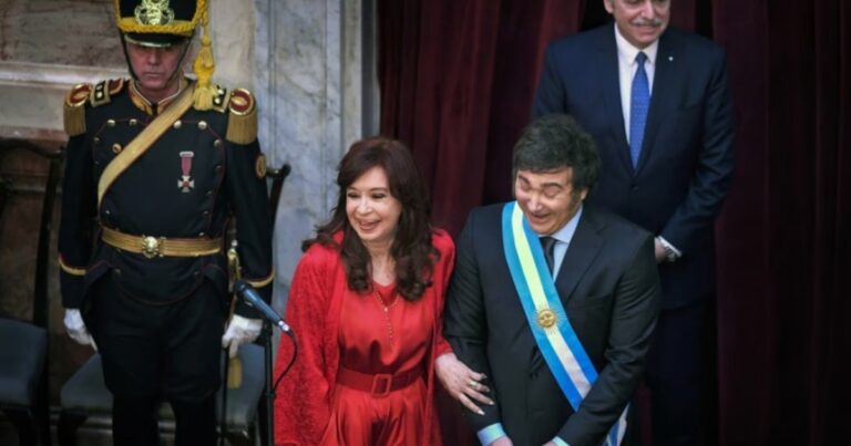 Los economistas ahora dicen que se emite más y hay déficit fiscal y por qué entonces la inflación baja?