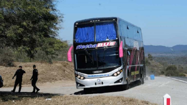 Qué le pasó al micro que trasladaba al plantel de Atlético Tucumán a Salta para el partido con Newell’s