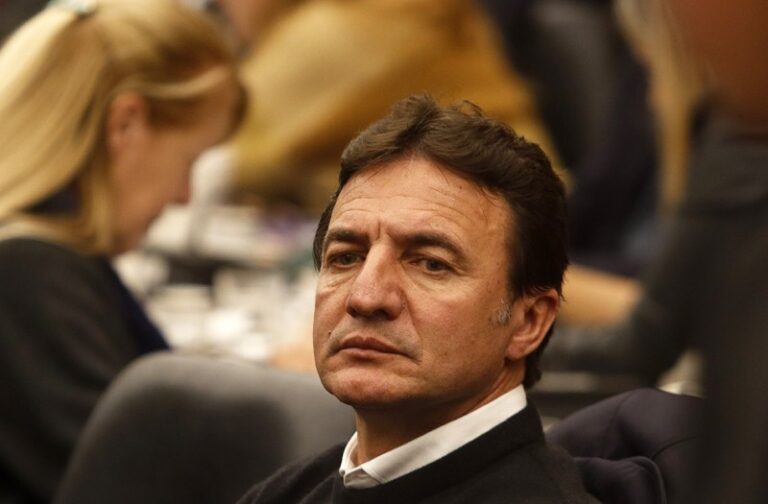 Roberto Sánchez va de candidato en Tucumán y le muerde el voto a los radicales con peluca