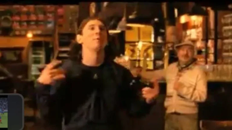 El día que Lionel Messi filmó una publicidad en el histórico bar Pasaporte que cierra sus puertas