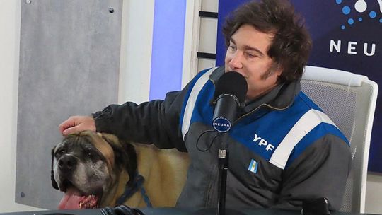 YPF venderá en sus estaciones de servicio el mameluco que popularizó Javier Milei