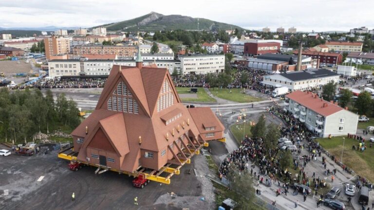 Una ciudad de Suecia tiene que mudarse y la iglesia se lleva hasta el edificio