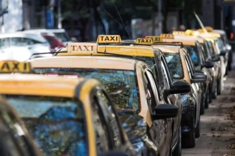 Un joven de 19 y un chico de 14 asaltaron a un taxista a punta de cuchillo en el noroeste