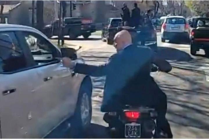 Le tiraron piedras a la caravana de Javier Milei