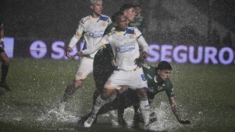 Central chapoteó como pudo hasta que el árbitro Merlos paró la pelota en el entretiempo en Junín