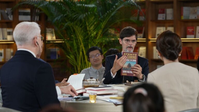 Sabino Vaca Narvaja: «Javier Milei está en una doble subordinación, política a los EEUU y económica a China»