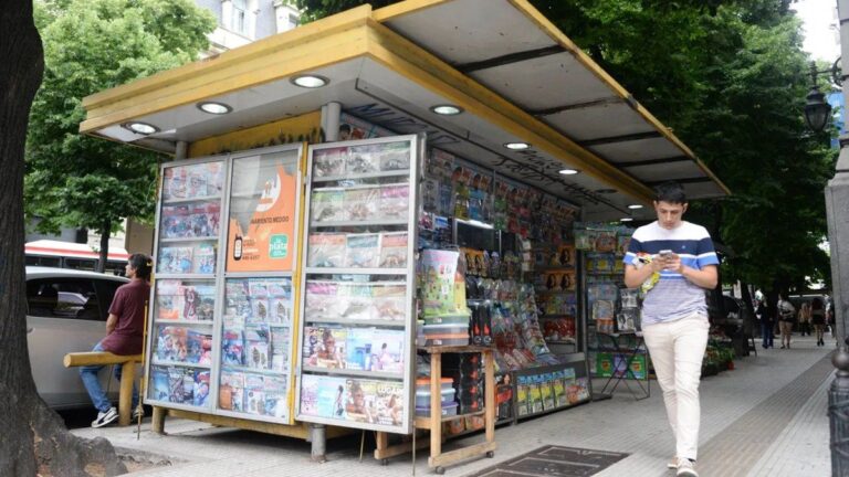 Autorizan a puestos de diarios a funcionar como puntos de retiro: qué podrán entregar