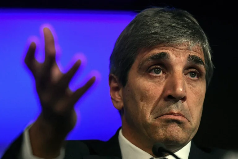 El Gobierno no informa, pero consultoras estiman que quemó us$650 millones para contener el verde antes de las elecciones bonaerenses