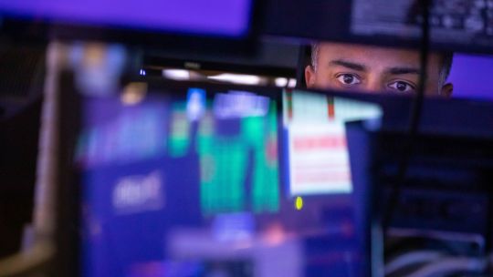 Bancos regionales de EE.UU. venden acciones para cubrir pérdidas en bonos