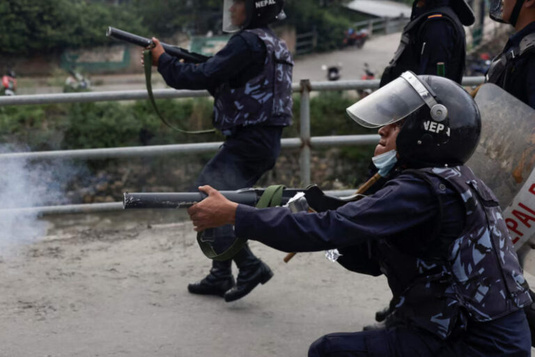 El gobierno de izquierda de Nepal cede y restablece redes sociales tras una masacre