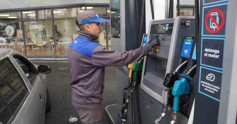 Por la suba del dólar hubo aumentos en las naftas, pero las empresas ya no los comunican